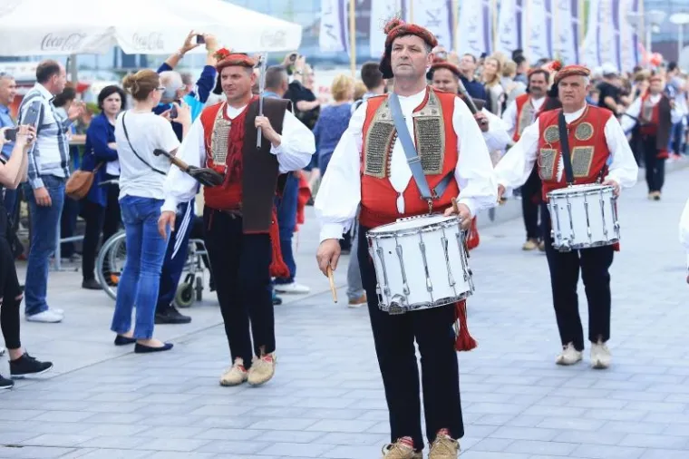 SVEČANA ALKARSKA POVORKA PRO&Scaron;LA CENTROM VUKOVARA: Alkari i alkarski momci spremni na vite&scaron;ko natjecanje u gradu heroju