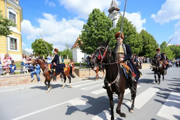 SVEČANA ALKARSKA POVORKA PRO&Scaron;LA CENTROM VUKOVARA: Alkari i alkarski momci spremni na vite&scaron;ko natjecanje u gradu heroju
