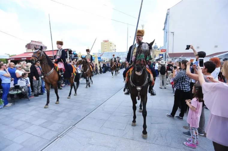 SVEČANA ALKARSKA POVORKA PRO&Scaron;LA CENTROM VUKOVARA: Alkari i alkarski momci spremni na vite&scaron;ko natjecanje u gradu heroju
