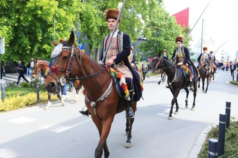 SVEČANA ALKARSKA POVORKA PRO&Scaron;LA CENTROM VUKOVARA: Alkari i alkarski momci spremni na vite&scaron;ko natjecanje u gradu heroju