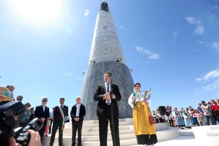 Na svečanoj ceremoniji u subotu ujutro na brdu Gaj pokraj Primoštena blagoslovljen je 17-metarski kip Gospe od Loreta čime je i službeno taj novi sakralni spomenik otvoren za posjetitelje koji su u velikom broju došli danas na ceremoniju blagoslova predvođenu primoštenskim župnikom don Juricom Petkovićem, javlja ŠibenikIn