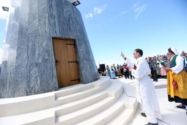 Uz načelnika Primoštena Stipu Petrinu i druge predstavnike njegove općine, na blagoslovu su bili i predstavnici grada Loreta, Bratislave i Malih Dvornika iz Slovačke, a među uzvanicima je kao predstavnik zadarskih Arbanasa, gdje također štuju Gospu od Loreta, bio i Đani Maršan koji je otpjevao svoju poznatu pjesmu 'Bože čuvaj Hrvatsku'.