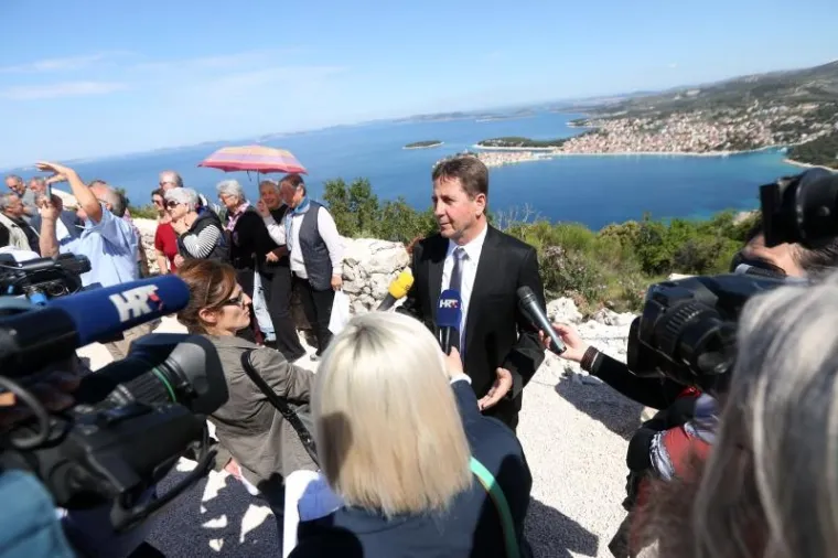 Petrina je zahvalio svima koji su sudjelovali u tom projektu u čijoj prvoj fazi je Općina izdvojila oko 2 milijuna kuna.
-Oduševljen sam što je više stotina ljudi, možda i tisuću njih, došlo danas na blagoslov, a vrijeme će tek pokazati koliko je značajan ovaj projekt za Primošten i cijeli ovaj kraj – kazao je Petrina i najavio da će Općina odmah prionuti drugoj fazi projekta koja uključuje izradu stepeništa do kipa, sanitarnog čvora, suvenirnice te manjeg ugostiteljskog objekta.