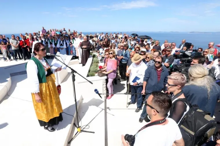 BLAGOSLOVLJEN 17-METARSKI KIP GOSPE OD LORETA: Petrina odu&scaron;evljen, Đani Mar&scaron;an otpjevao 'Bože čuvaj Hrvatsku'