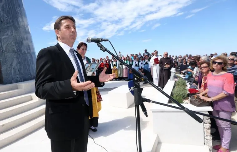 BLAGOSLOVLJEN 17-METARSKI KIP GOSPE OD LORETA: Petrina odu&scaron;evljen, Đani Mar&scaron;an otpjevao 'Bože čuvaj Hrvatsku'