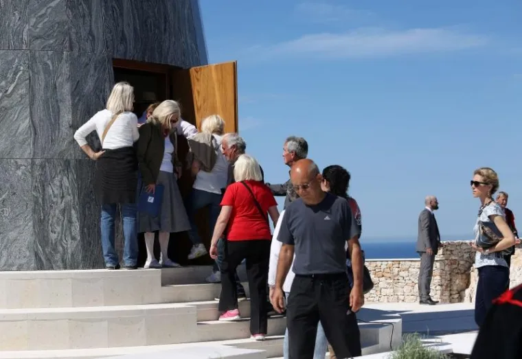 BLAGOSLOVLJEN 17-METARSKI KIP GOSPE OD LORETA: Petrina odu&scaron;evljen, Đani Mar&scaron;an otpjevao 'Bože čuvaj Hrvatsku'