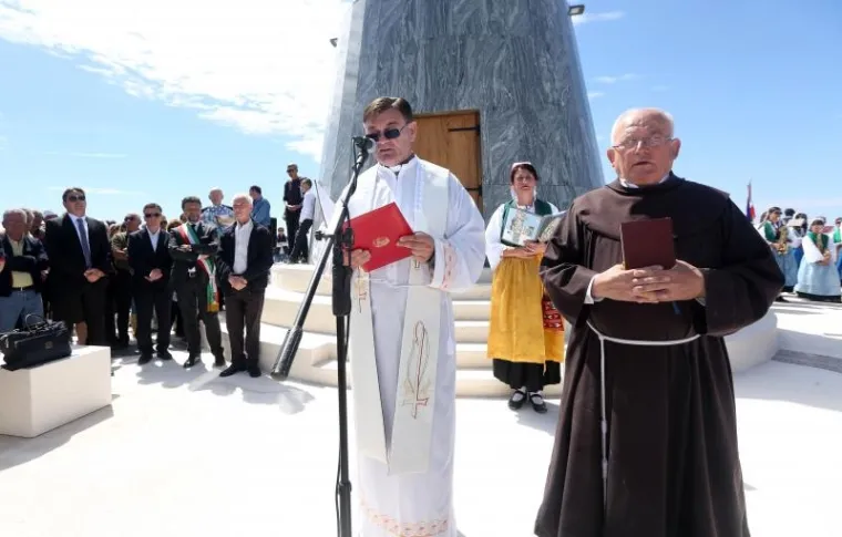 BLAGOSLOVLJEN 17-METARSKI KIP GOSPE OD LORETA: Petrina odu&scaron;evljen, Đani Mar&scaron;an otpjevao 'Bože čuvaj Hrvatsku'