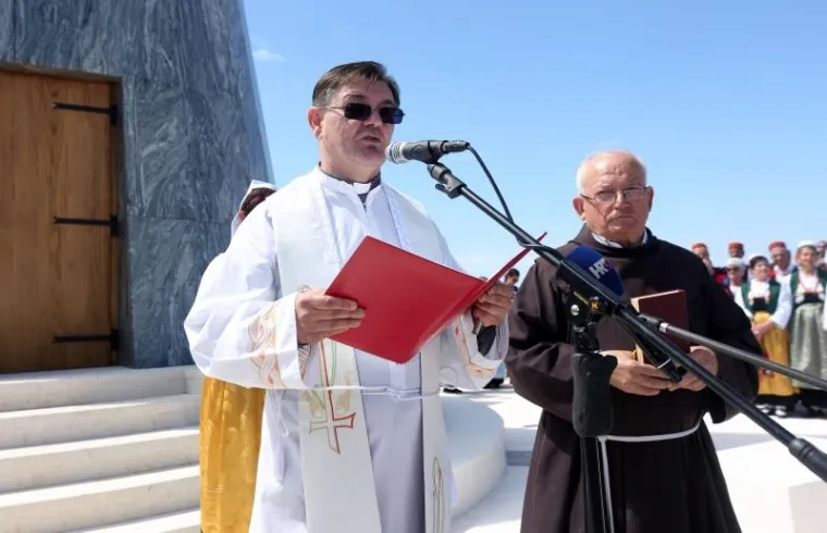BLAGOSLOVLJEN 17-METARSKI KIP GOSPE OD LORETA: Petrina odu&scaron;evljen, Đani Mar&scaron;an otpjevao 'Bože čuvaj Hrvatsku'