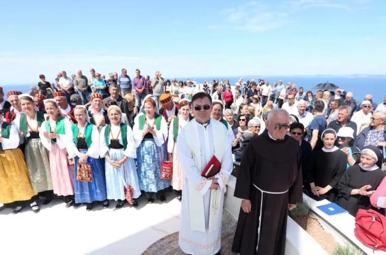 BLAGOSLOVLJEN 17-METARSKI KIP GOSPE OD LORETA: Petrina odu&scaron;evljen, Đani Mar&scaron;an otpjevao 'Bože čuvaj Hrvatsku'