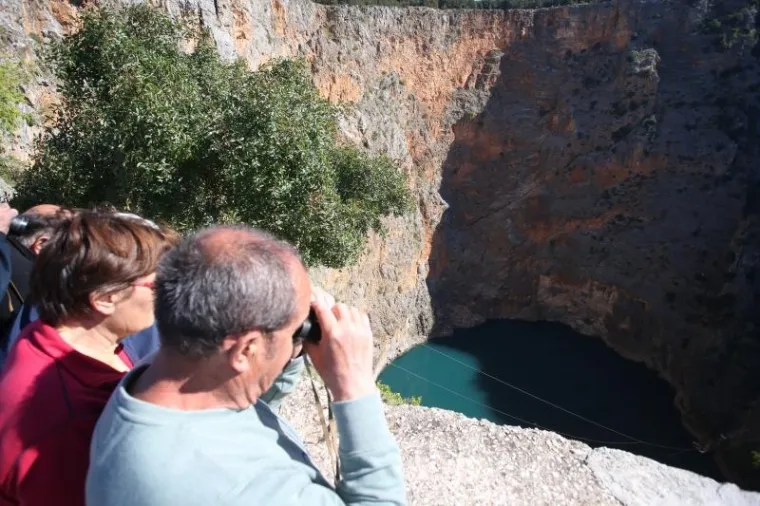 NAPRAVIO JE ONO &Scaron;TO BI SE RIJETKI USUDILI: Zaronio na dno Crvenog jezera kod Imotskog, duboko je gotovo 300 metara