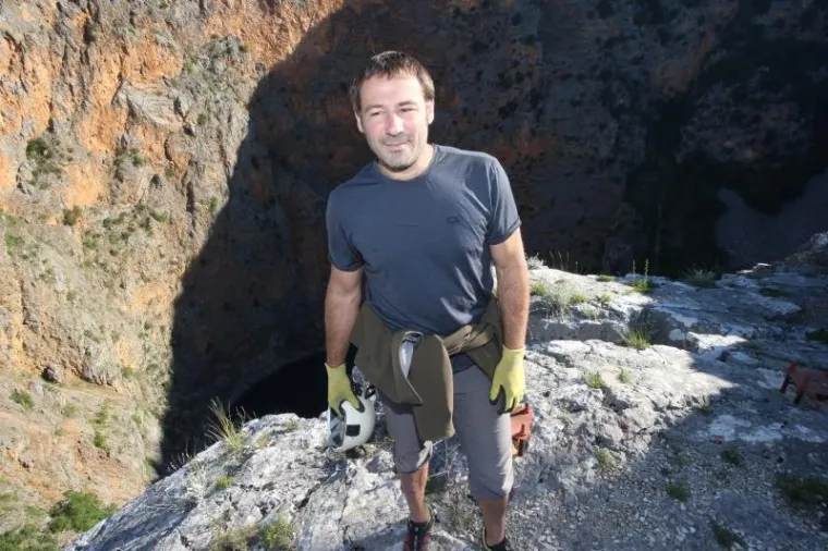 NAPRAVIO JE ONO &Scaron;TO BI SE RIJETKI USUDILI: Zaronio na dno Crvenog jezera kod Imotskog, duboko je gotovo 300 metara