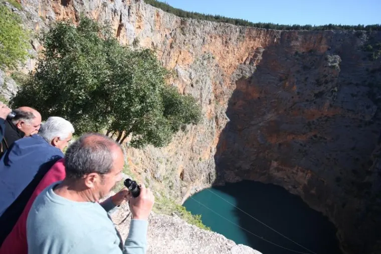 NAPRAVIO JE ONO &Scaron;TO BI SE RIJETKI USUDILI: Zaronio na dno Crvenog jezera kod Imotskog, duboko je gotovo 300 metara