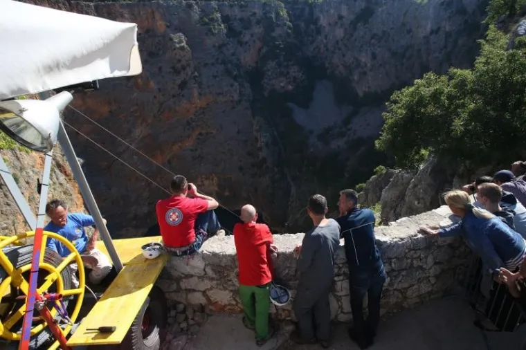 NAPRAVIO JE ONO &Scaron;TO BI SE RIJETKI USUDILI: Zaronio na dno Crvenog jezera kod Imotskog, duboko je gotovo 300 metara