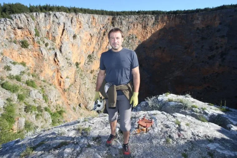 NAPRAVIO JE ONO &Scaron;TO BI SE RIJETKI USUDILI: Zaronio na dno Crvenog jezera kod Imotskog, duboko je gotovo 300 metara