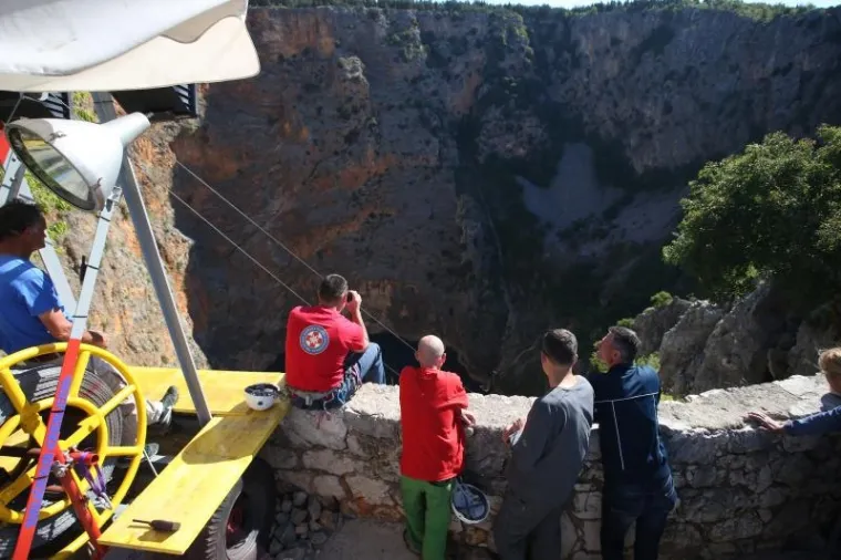 NAPRAVIO JE ONO &Scaron;TO BI SE RIJETKI USUDILI: Zaronio na dno Crvenog jezera kod Imotskog, duboko je gotovo 300 metara