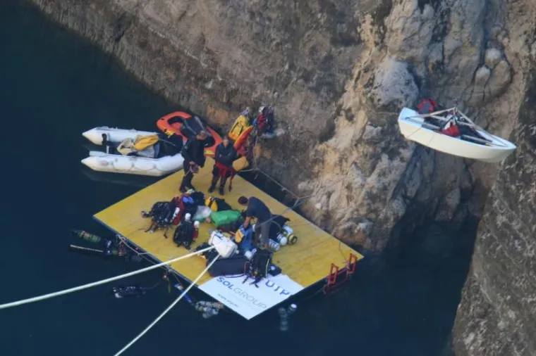 NAPRAVIO JE ONO &Scaron;TO BI SE RIJETKI USUDILI: Zaronio na dno Crvenog jezera kod Imotskog, duboko je gotovo 300 metara