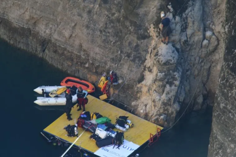 NAPRAVIO JE ONO &Scaron;TO BI SE RIJETKI USUDILI: Zaronio na dno Crvenog jezera kod Imotskog, duboko je gotovo 300 metara