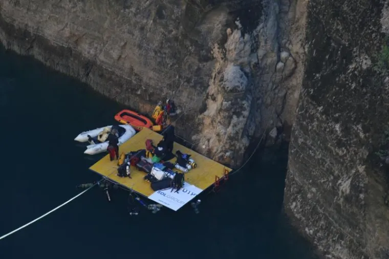 NAPRAVIO JE ONO &Scaron;TO BI SE RIJETKI USUDILI: Zaronio na dno Crvenog jezera kod Imotskog, duboko je gotovo 300 metara