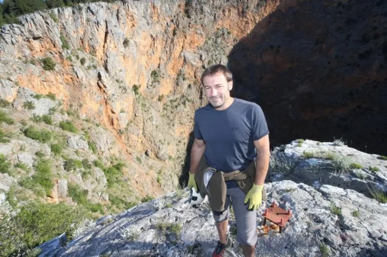 NAPRAVIO JE ONO &Scaron;TO BI SE RIJETKI USUDILI: Zaronio na dno Crvenog jezera kod Imotskog, duboko je gotovo 300 metara