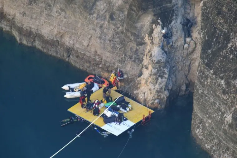 NAPRAVIO JE ONO &Scaron;TO BI SE RIJETKI USUDILI: Zaronio na dno Crvenog jezera kod Imotskog, duboko je gotovo 300 metara