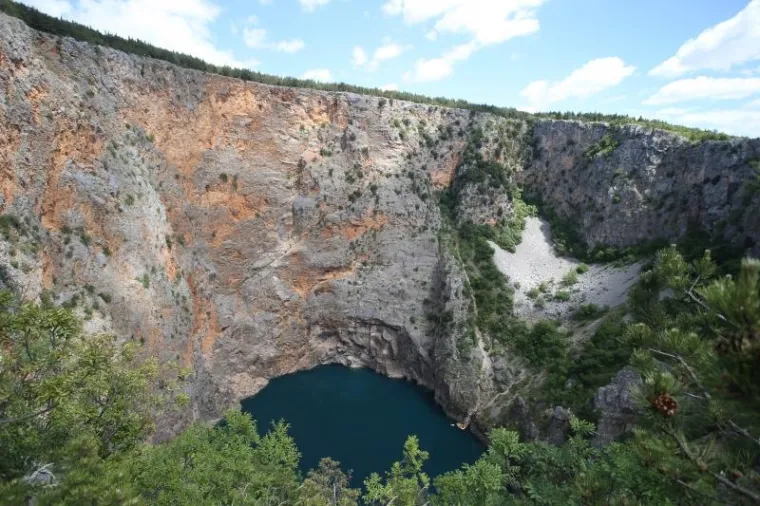 NAPRAVIO JE ONO &Scaron;TO BI SE RIJETKI USUDILI: Zaronio na dno Crvenog jezera kod Imotskog, duboko je gotovo 300 metara