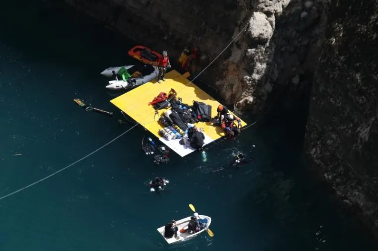 NAPRAVIO JE ONO &Scaron;TO BI SE RIJETKI USUDILI: Zaronio na dno Crvenog jezera kod Imotskog, duboko je gotovo 300 metara