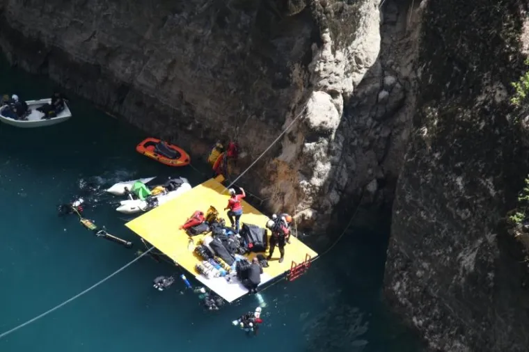 NAPRAVIO JE ONO &Scaron;TO BI SE RIJETKI USUDILI: Zaronio na dno Crvenog jezera kod Imotskog, duboko je gotovo 300 metara