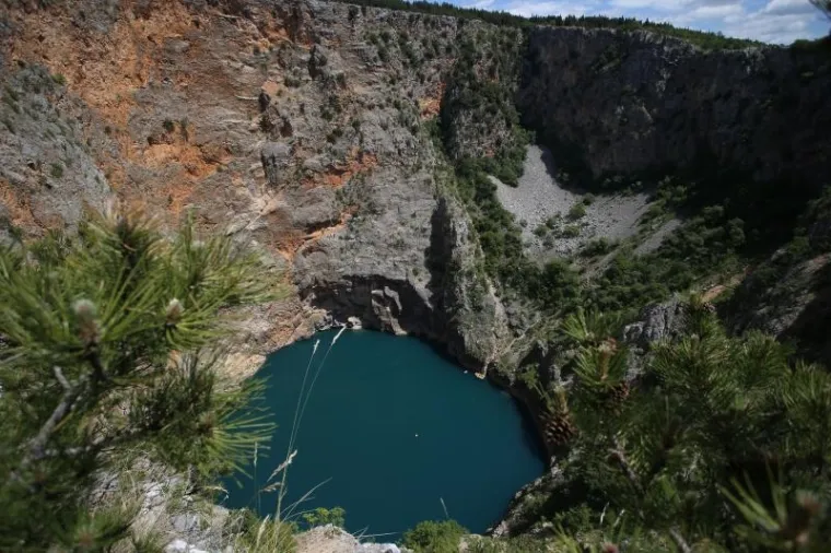 NAPRAVIO JE ONO &Scaron;TO BI SE RIJETKI USUDILI: Zaronio na dno Crvenog jezera kod Imotskog, duboko je gotovo 300 metara