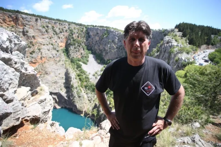 Francuz Frederic Swierczynski koji je danas zaronio na dno Crvenog jezera u Imotskom.