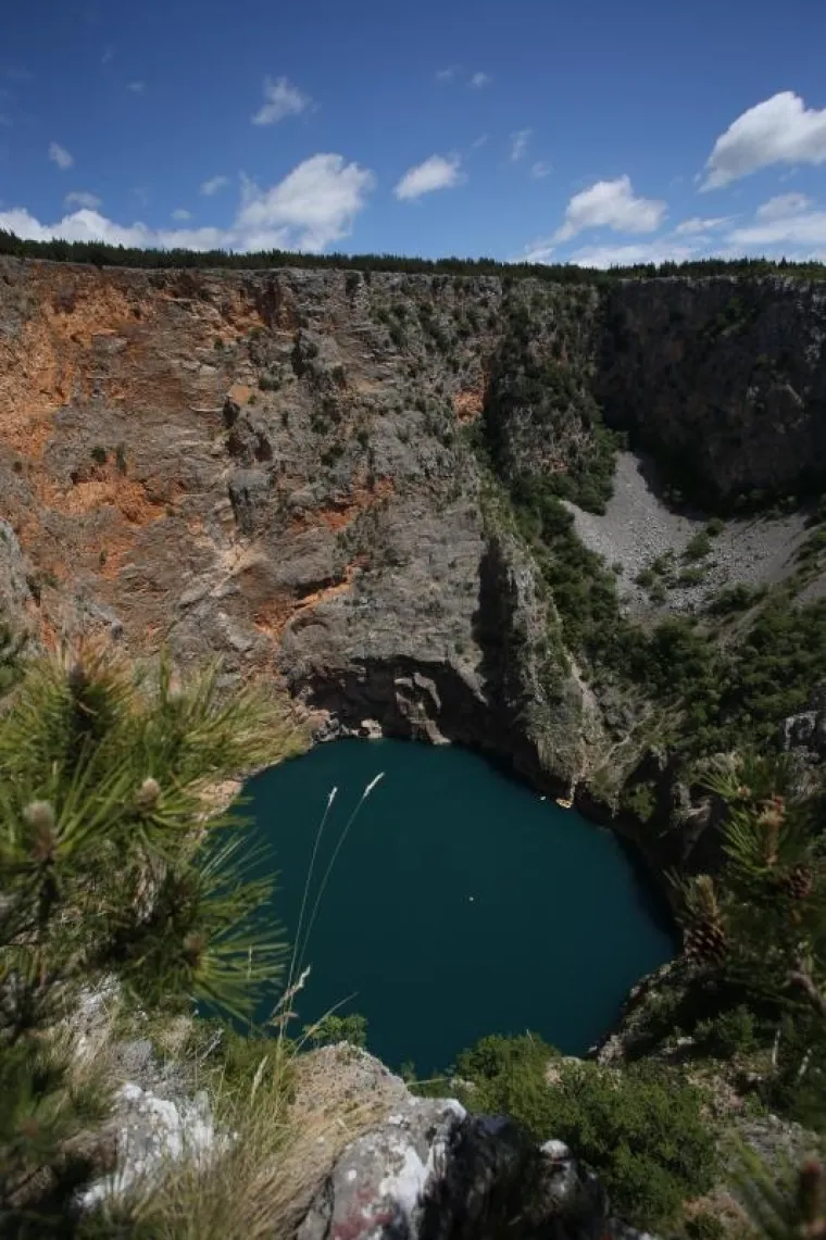 NAPRAVIO JE ONO &Scaron;TO BI SE RIJETKI USUDILI: Zaronio na dno Crvenog jezera kod Imotskog, duboko je gotovo 300 metara