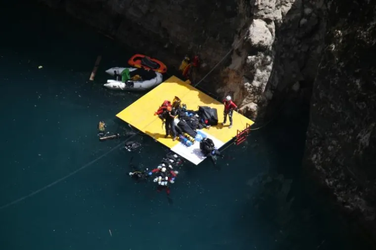 NAPRAVIO JE ONO &Scaron;TO BI SE RIJETKI USUDILI: Zaronio na dno Crvenog jezera kod Imotskog, duboko je gotovo 300 metara