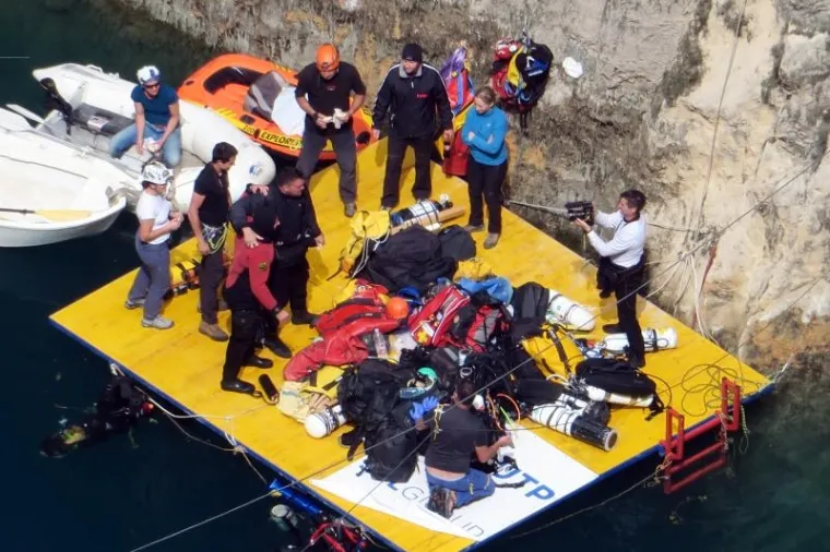 Tijekom jutra Francuz Frederic Swierczynski s ekipom započeo pripreme za zaron na dno Crvenog jezera.