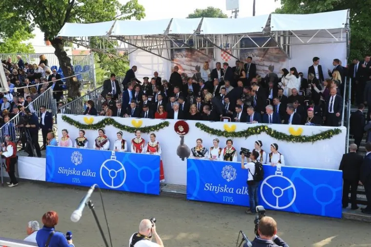 Sinjska alka trči se u spomen na pobjedu naroda Cetinske krajine nad turskom vojskom 1715., i to prve nedjelje u kolovozu.