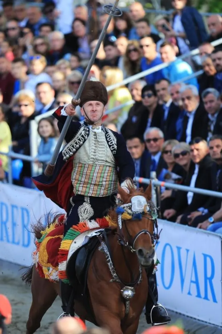 POČELA SVEČANA SINJSKA ALKA: Trči se u čast hrvatskim braniteljima
