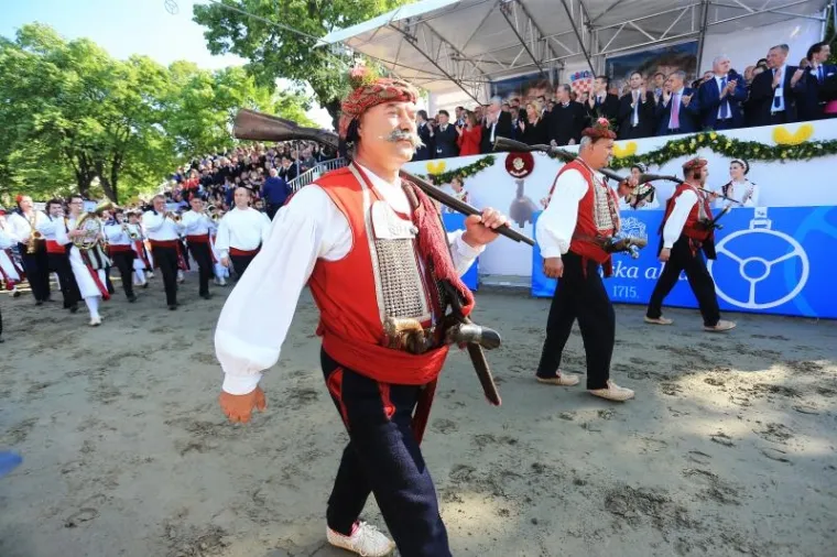 POČELA SVEČANA SINJSKA ALKA: Trči se u čast hrvatskim braniteljima