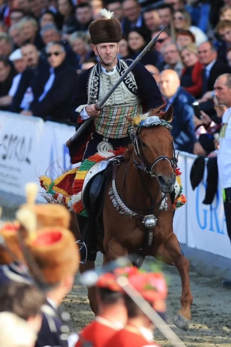 POČELA SVEČANA SINJSKA ALKA: Trči se u čast hrvatskim braniteljima