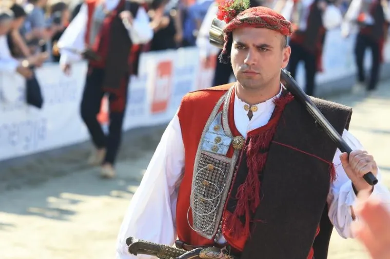 POČELA SVEČANA SINJSKA ALKA: Trči se u čast hrvatskim braniteljima