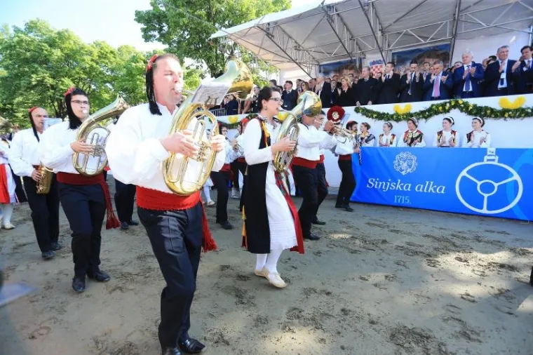 POČELA SVEČANA SINJSKA ALKA: Trči se u čast hrvatskim braniteljima