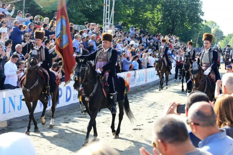 POČELA SVEČANA SINJSKA ALKA: Trči se u čast hrvatskim braniteljima