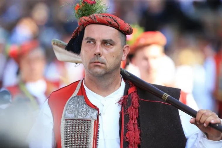 POČELA SVEČANA SINJSKA ALKA: Trči se u čast hrvatskim braniteljima