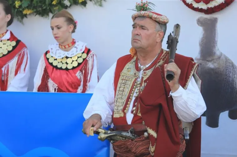 POČELA SVEČANA SINJSKA ALKA: Trči se u čast hrvatskim braniteljima