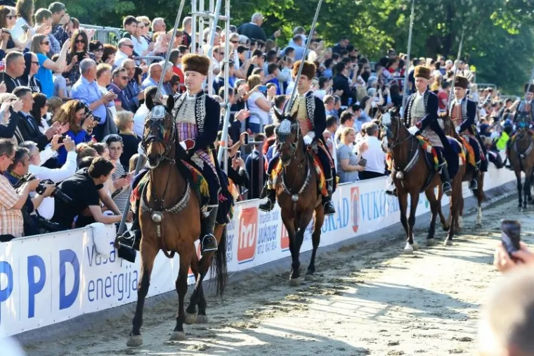 POČELA SVEČANA SINJSKA ALKA: Trči se u čast hrvatskim braniteljima