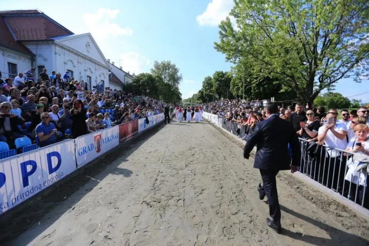 POČELA SVEČANA SINJSKA ALKA: Trči se u čast hrvatskim braniteljima