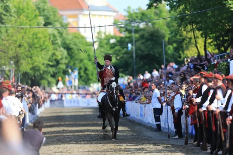 POČELA SVEČANA SINJSKA ALKA: Trči se u čast hrvatskim braniteljima