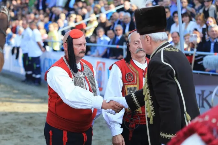 Početak trke svečane Sinjske alke u Vukovaru.