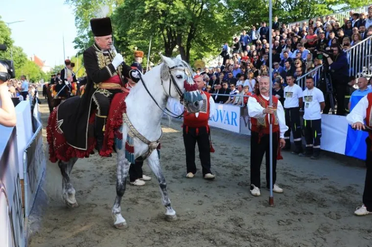 POČELA SVEČANA SINJSKA ALKA: Trči se u čast hrvatskim braniteljima