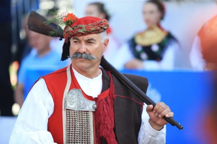 POČELA SVEČANA SINJSKA ALKA: Trči se u čast hrvatskim braniteljima