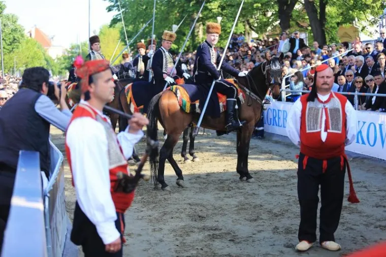 POČELA SVEČANA SINJSKA ALKA: Trči se u čast hrvatskim braniteljima