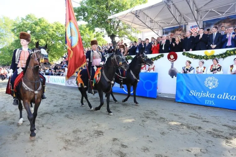 POČELA SVEČANA SINJSKA ALKA: Trči se u čast hrvatskim braniteljima