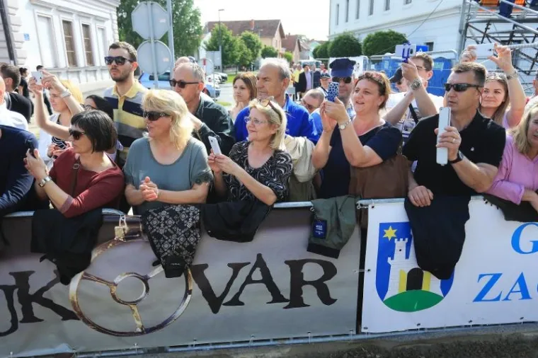Okupljeni u Vukovaru gledaju trku svečane Sinjske alke.